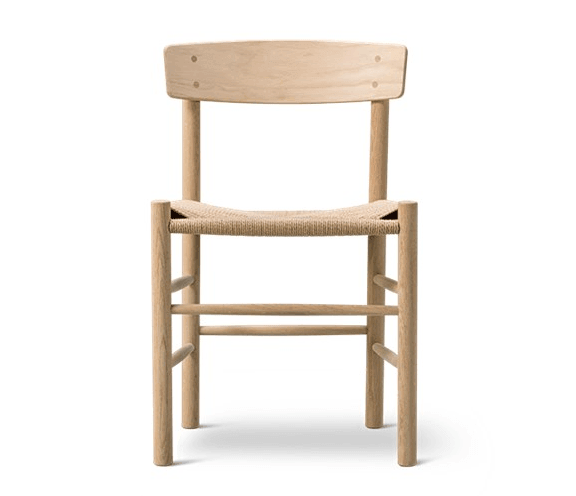 Front view of a Danish-style dining chair in natural oak with a tan woven rope seat, rounded solid-wood legs and a low curved backrest, in a Mid-Century Scandinavian minimalist design.