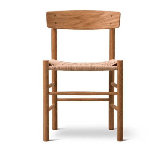 Front view of an armless mid-century modern dining chair in natural teak with a curved solid-wood backrest, round legs and a tightly woven papercord seat.