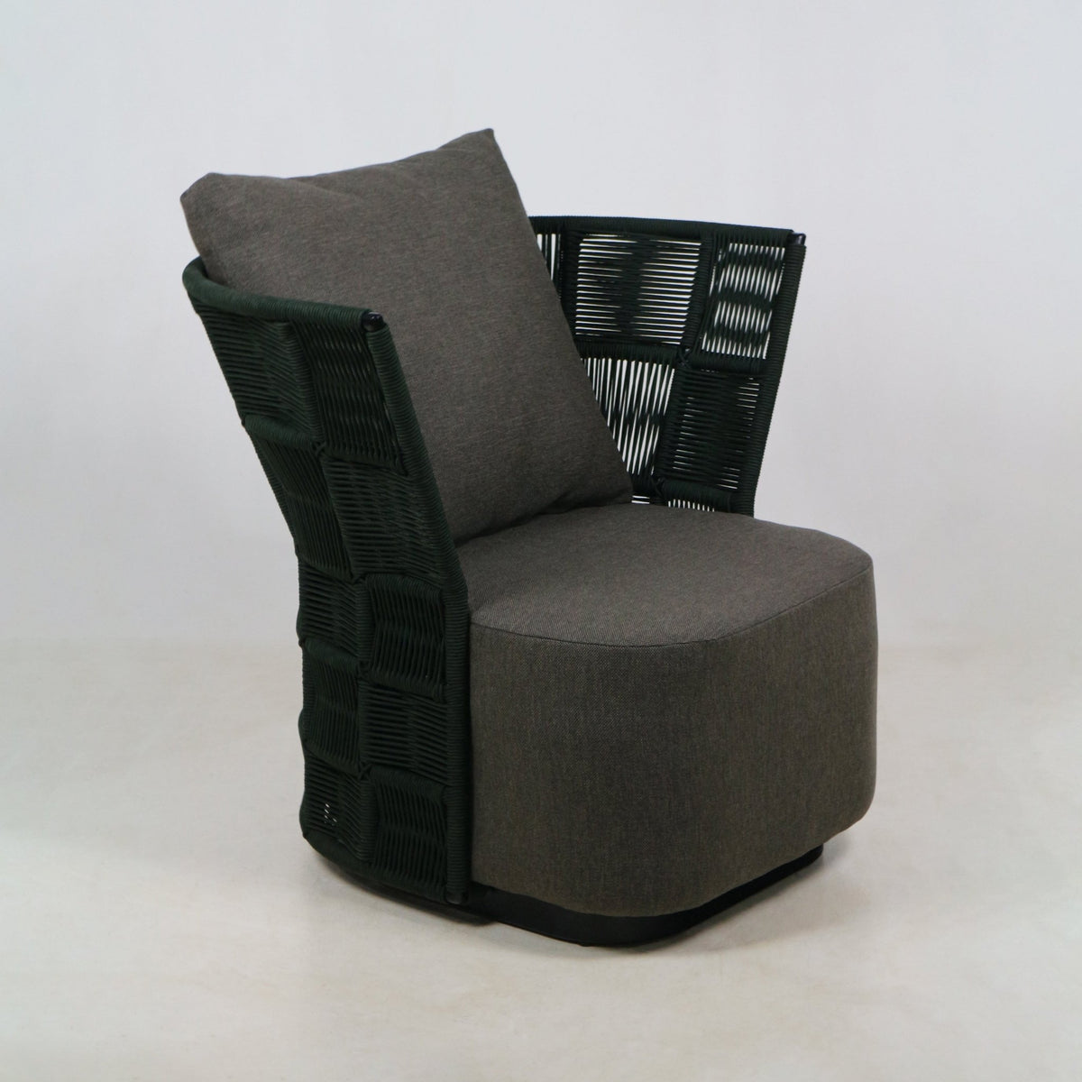 Suko Outdoor Accent Chair mit UV-geschütztem Outdoor-Geflecht - INTERIORTONIC