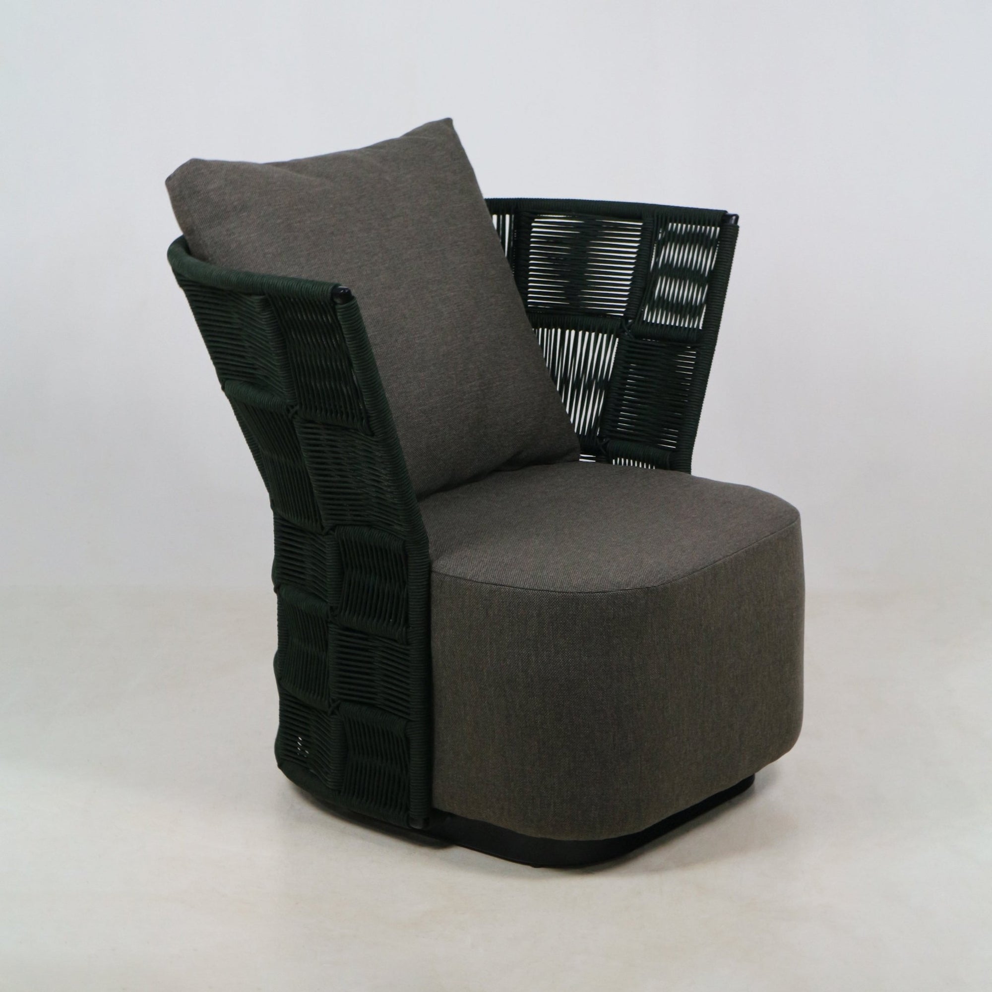 Suko Outdoor Accent Chair mit UV-geschütztem Outdoor-Geflecht - INTERIORTONIC