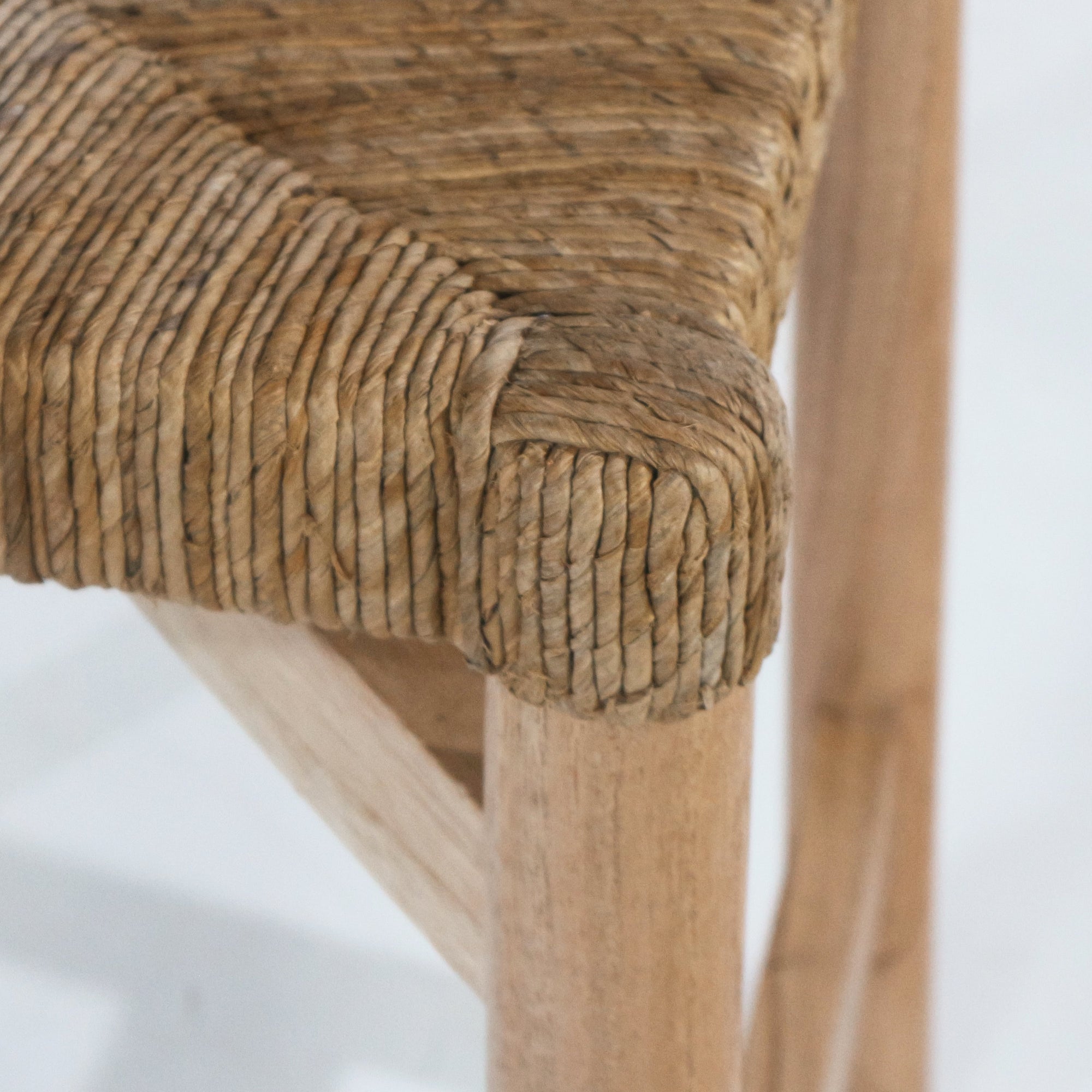 Sarande Thekenhocker aus Teak und Seegras - INTERIORTONIC