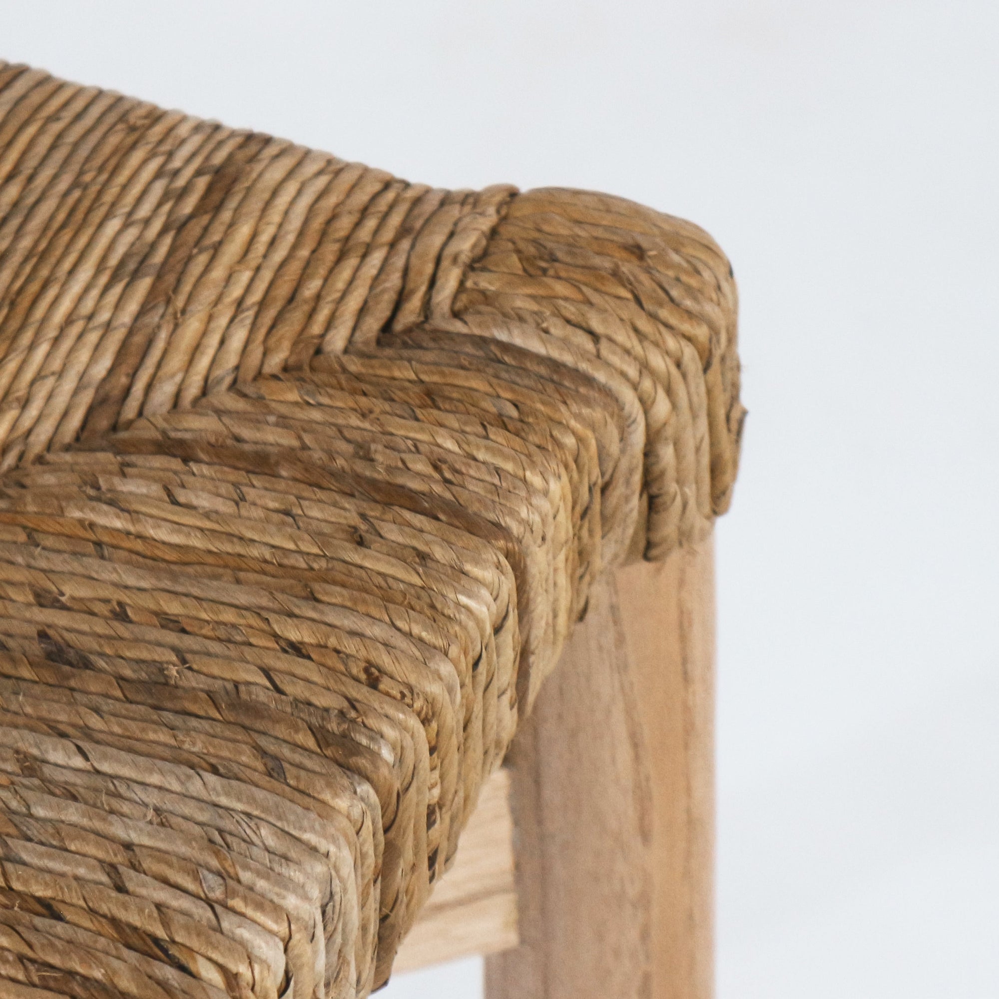 Sarande Thekenhocker aus Teak und Seegras - INTERIORTONIC