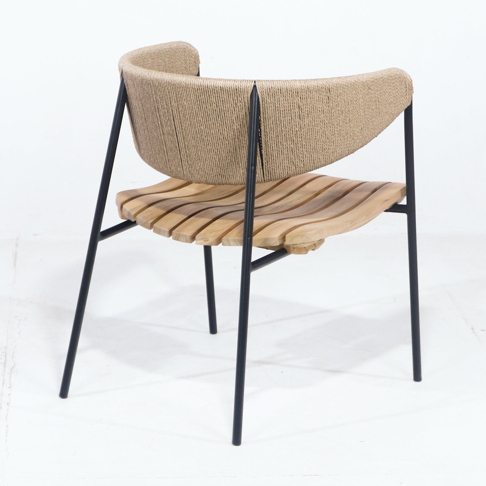 Silla Clara con asiento de teca y cinchas de junco - INTERIORTONIC