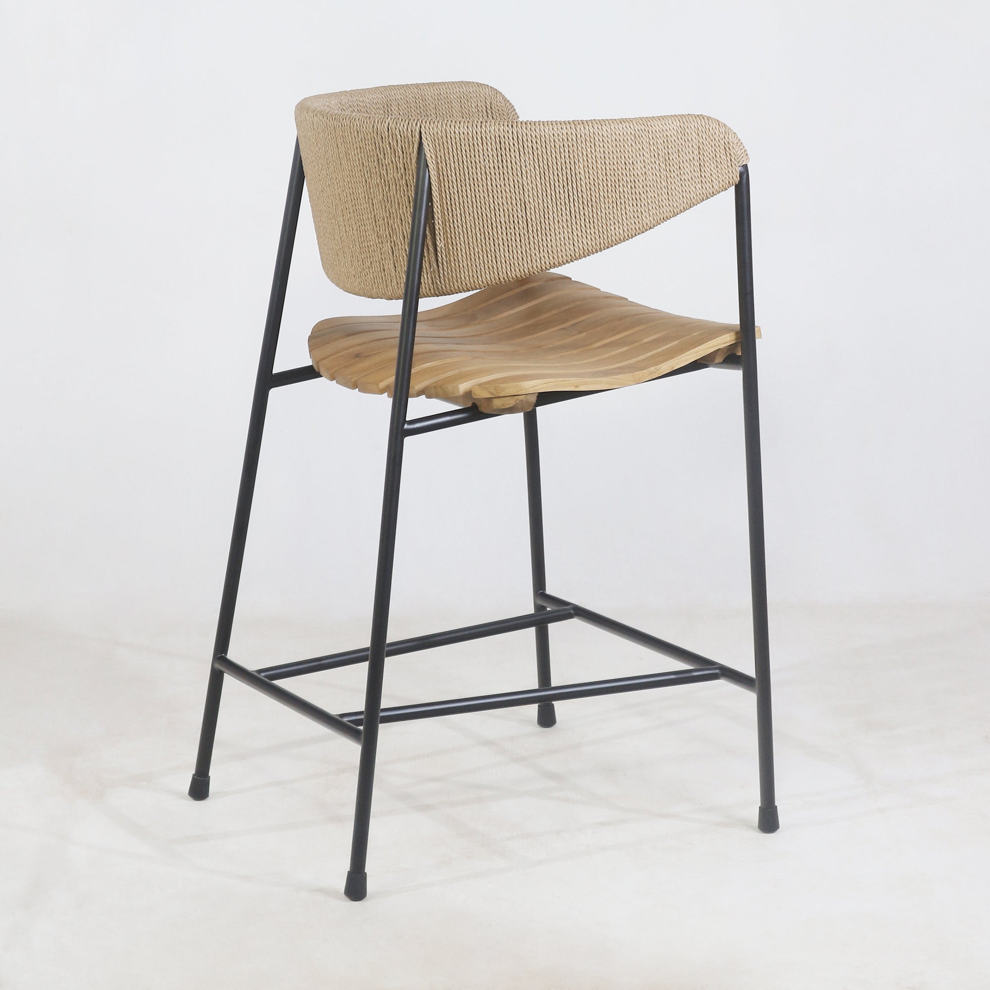 Tabouret Clara avec assise en teck et dossier en jonc tressé - INTERIORTONIC