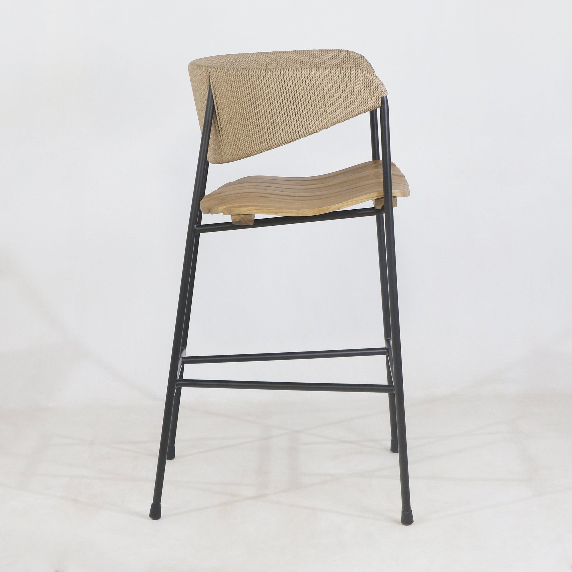 Tabouret Clara avec assise en teck et dossier en jonc tressé - INTERIORTONIC